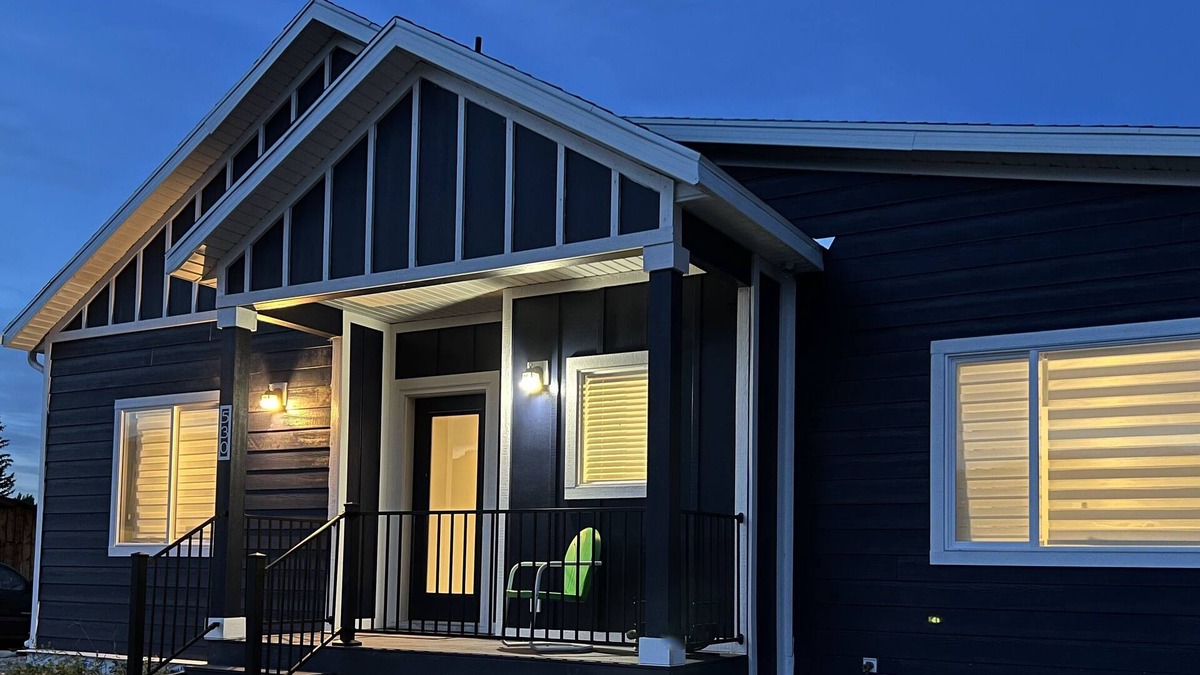 Garden City House | The DogWoods is a dog-friendly house 2 min walk to beach access - 6 bedrooms