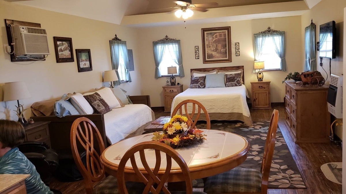 Davis House | The Doll House: Beautifully decorated charming cabin located in the Arbuckles.