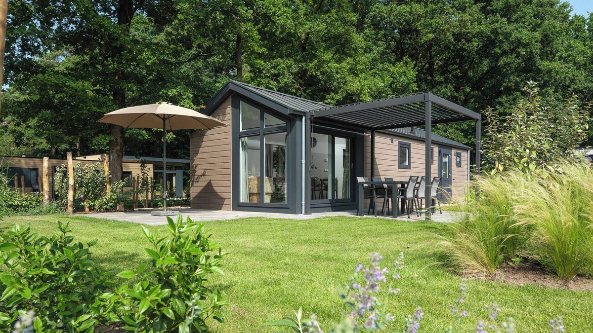 Lieren House | The Doornenburg Lodge offers a comfortable holiday home for 6 people with modern amenities and a private terrace in the Veluwe.
