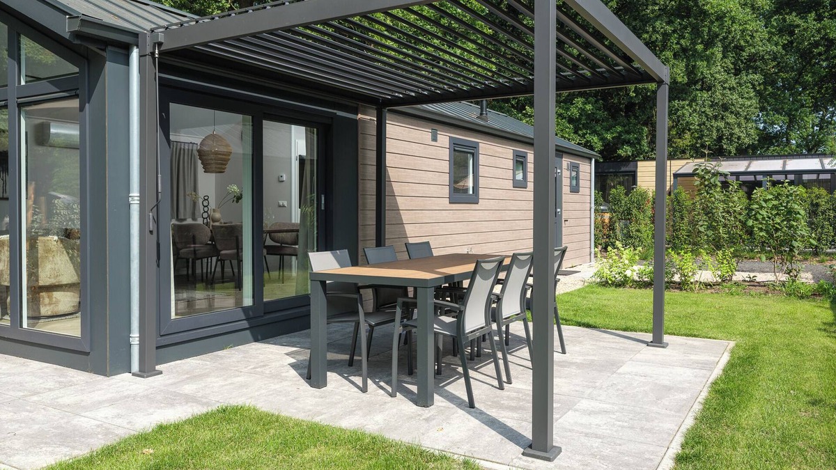 Lieren House | The Doornenburg Lodge offers a comfortable holiday home for 6 people with modern amenities and a private terrace in the Veluwe.