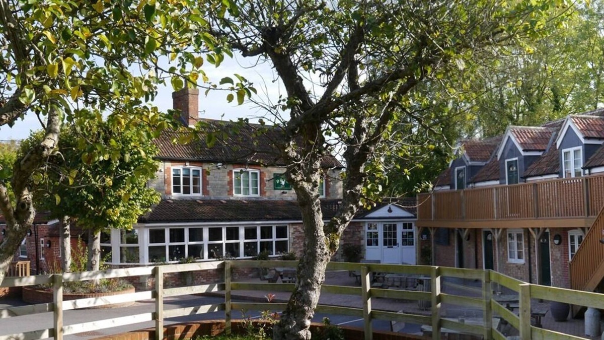 Warminster Hotel | The Dove Inn