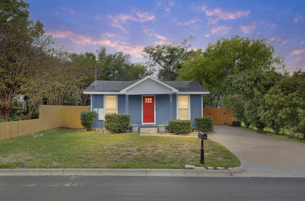Brenham House | The Dragonfly at Brenham - Steps from downtown cottage
