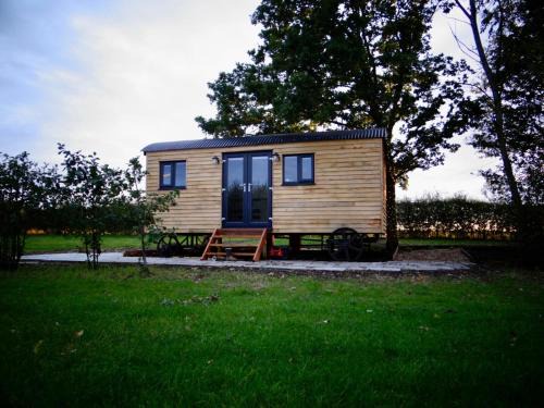 Newark House | The Dragonfly - Luxury Lakeside Shepherds Hut