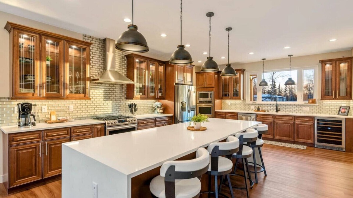 Wasilla House | The Dreamland House - Central, Stylish, Spacious