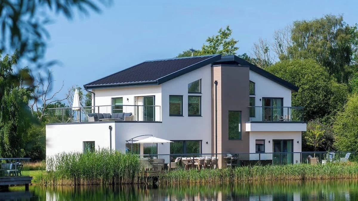 Ampney Crucis House | The Duck House | Dog-Friendly Lakehouse + Hot Tub