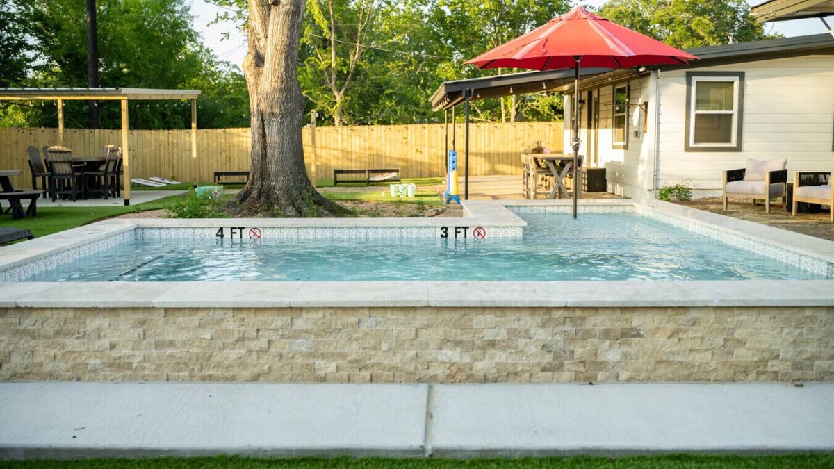 College Station House | The Dunn Right - Pool, Game Room, Yard Games, 1.5 Miles to TAMU