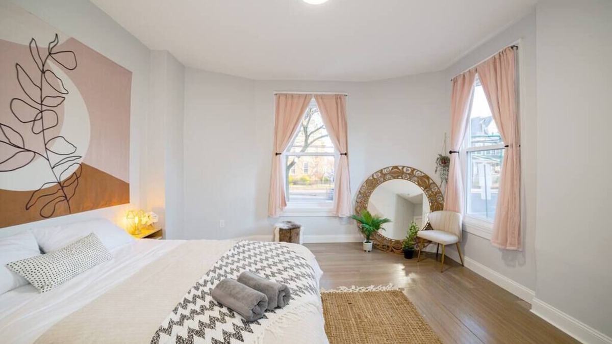 East Rock Apartment | The East Rock 4BR Parking Washer & Dryer Walk to Yale