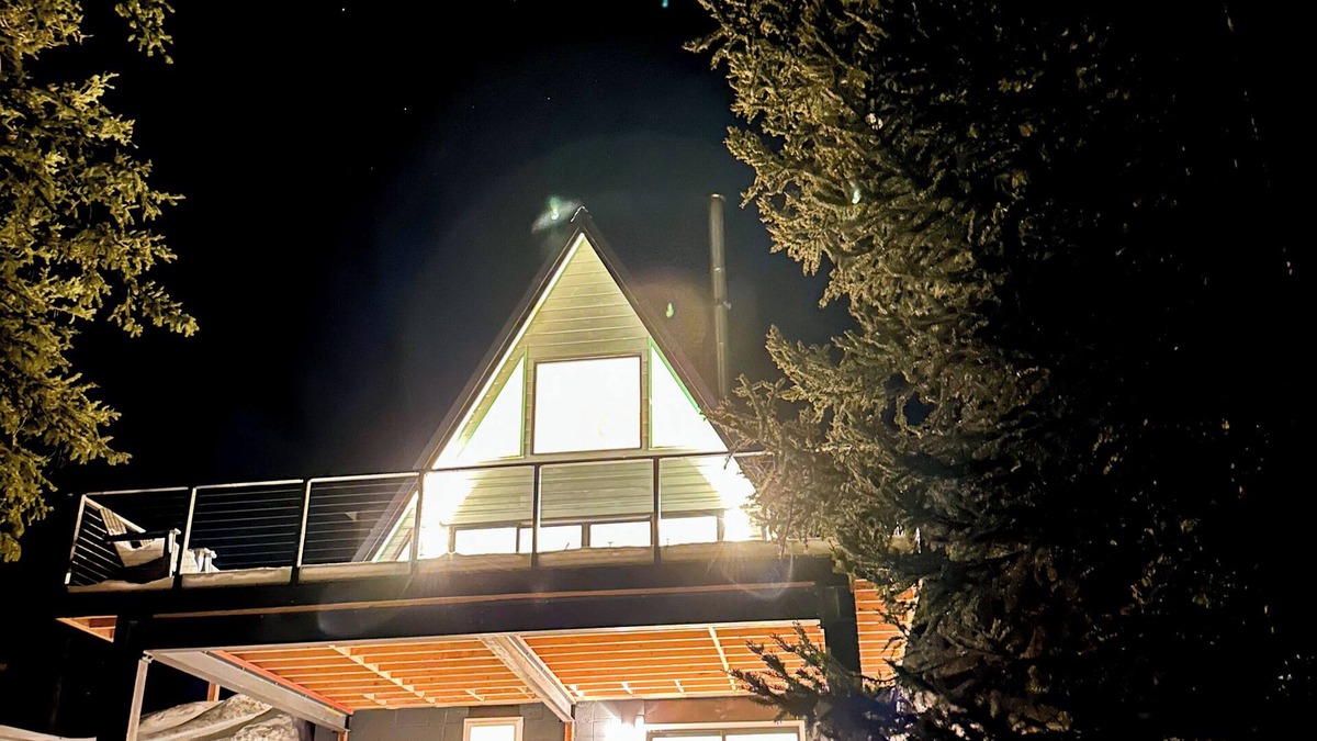 Valley of the Sun Cabin | The Elf Haus: Upscale A-Frame. Hot Tub. Dog Friendly. Elope. Close to Breck
