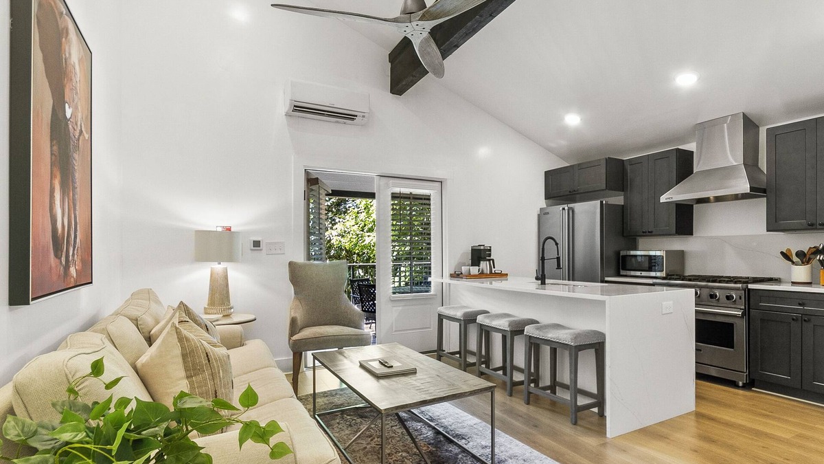Tuscaloosa Condo | The Ellen Downtown Condo | Host Gatherings | Walk to Stadium