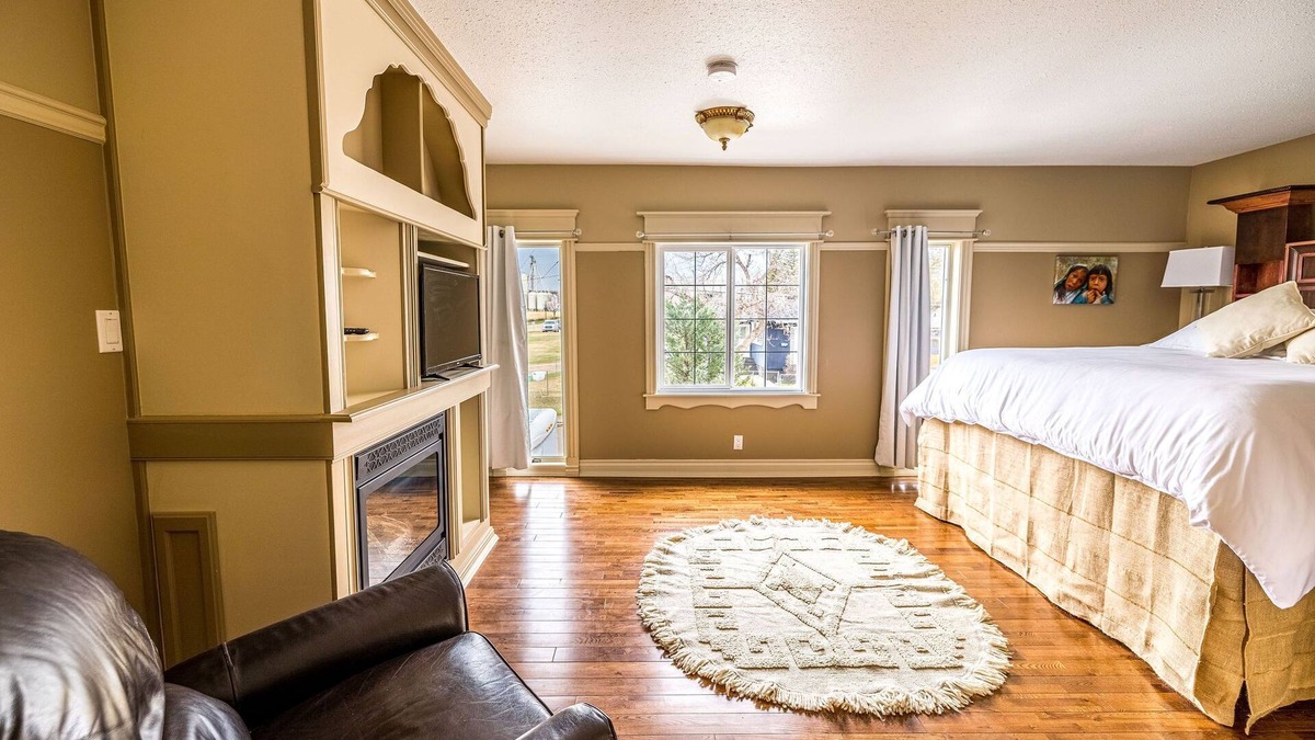 Drumheller Apartment | The Elowen Suite
