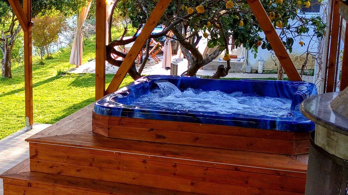 Nikopolis Apartment | The Elysian at Nicopolis exclusive outdoor jacuzzi