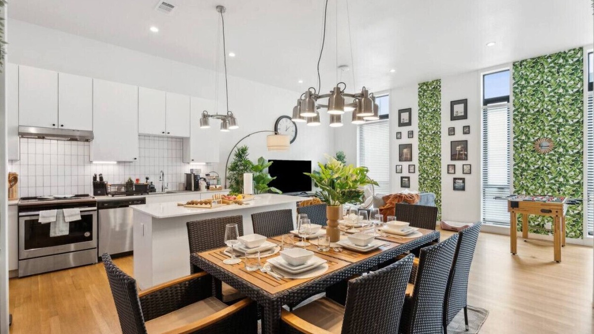 Fort Worth House | The Emerald:3BD In the Heart of Magnolia &Stylish!