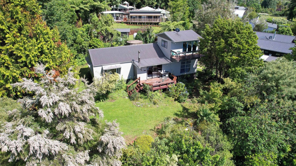 Lake Tarawera House | The Enclave | Walk to the Lake + Lake Views!