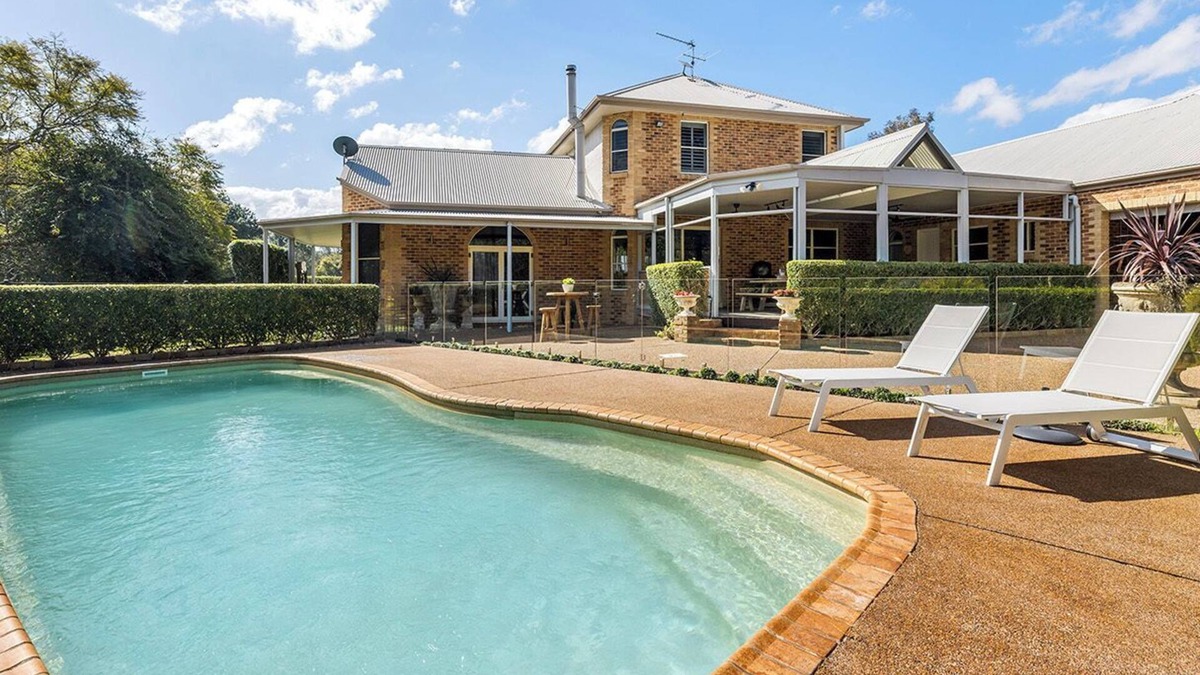 Bobs Farm House | The Entertainer's Estate with Pool