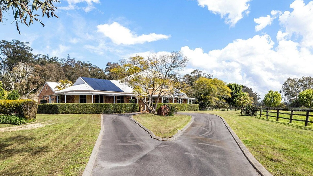Bobs Farm House | The Entertainers Estate with Pool and Tiny Home