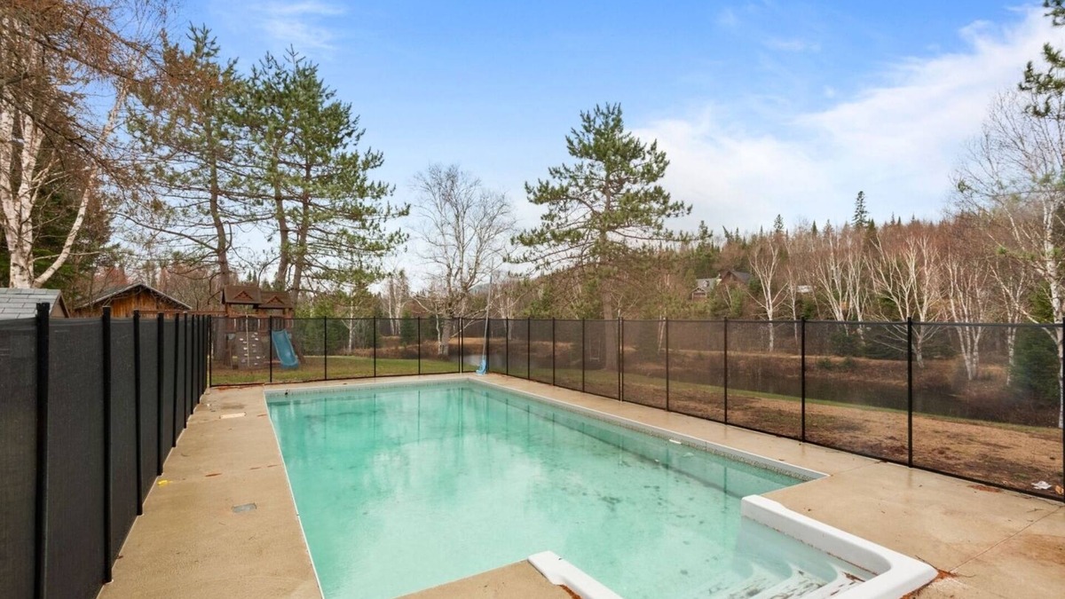 Saint Zenon Ski Chalet | The Escape | 4 BD | Pool & Spa | Games Room