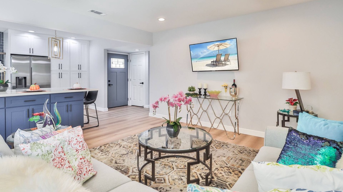 Winnetka House | The Escape Luxury Pool Home 30 minutes to Hollywood