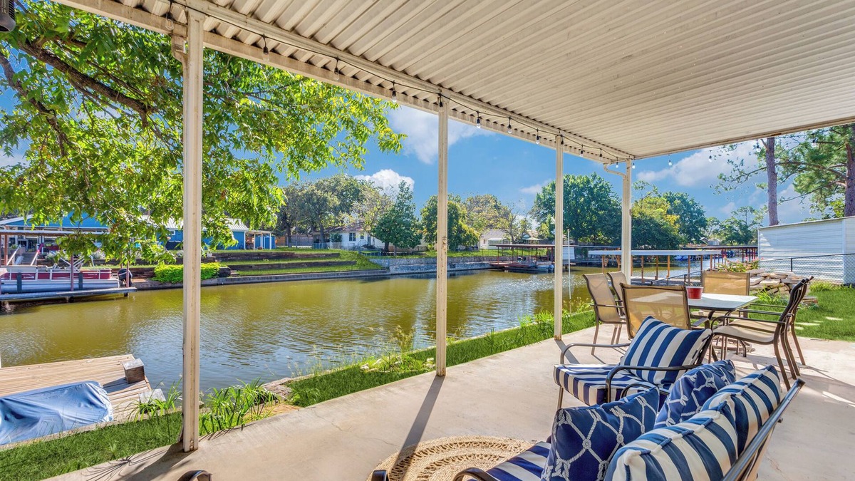 Granbury House | The Falling Pecan Lakehouse