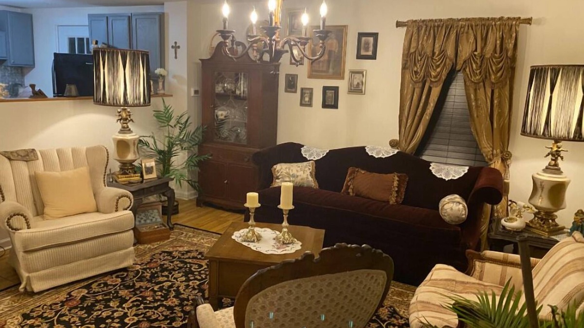 Thompsonville House | The famous Haunting in Enfield CT, known as the Demon House invites you to stay!