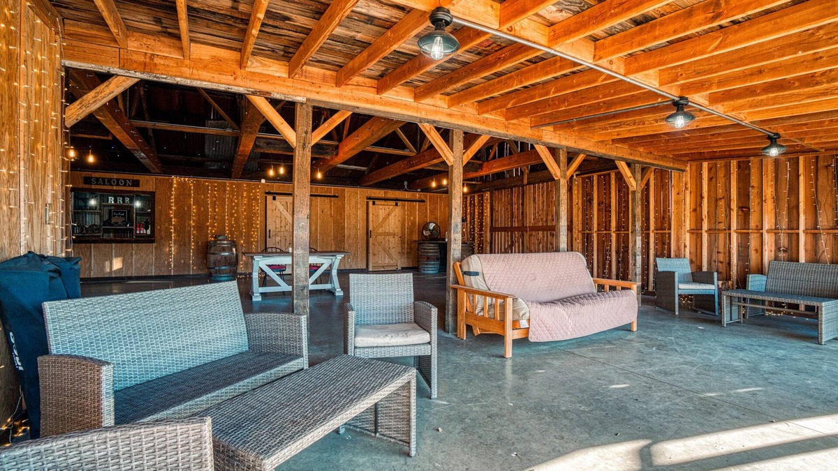 Upper Lake House | The Famous Red Barn! Stay w/Farm Animals & Viewsn