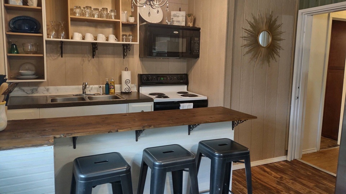 Longview House | The Fancy Farmhouse - 5 Minutes From Town