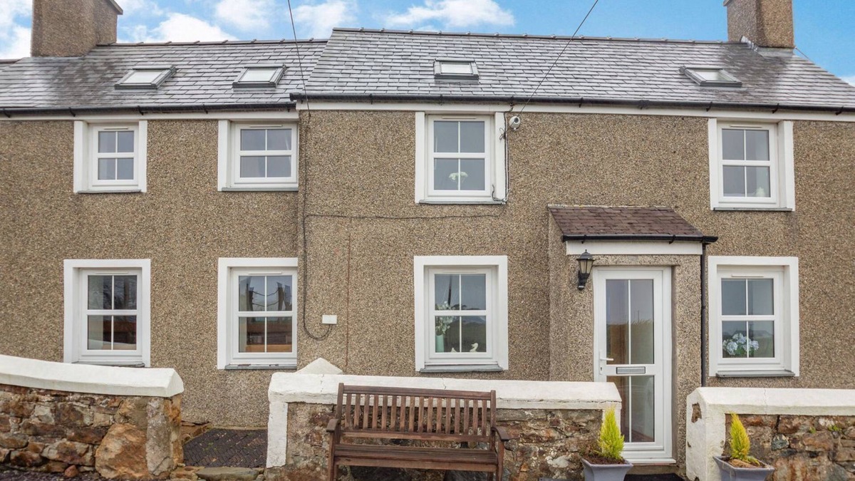 Mynytho House | THE FARM HOUSE, family friendly, with hot tub in Abersoch