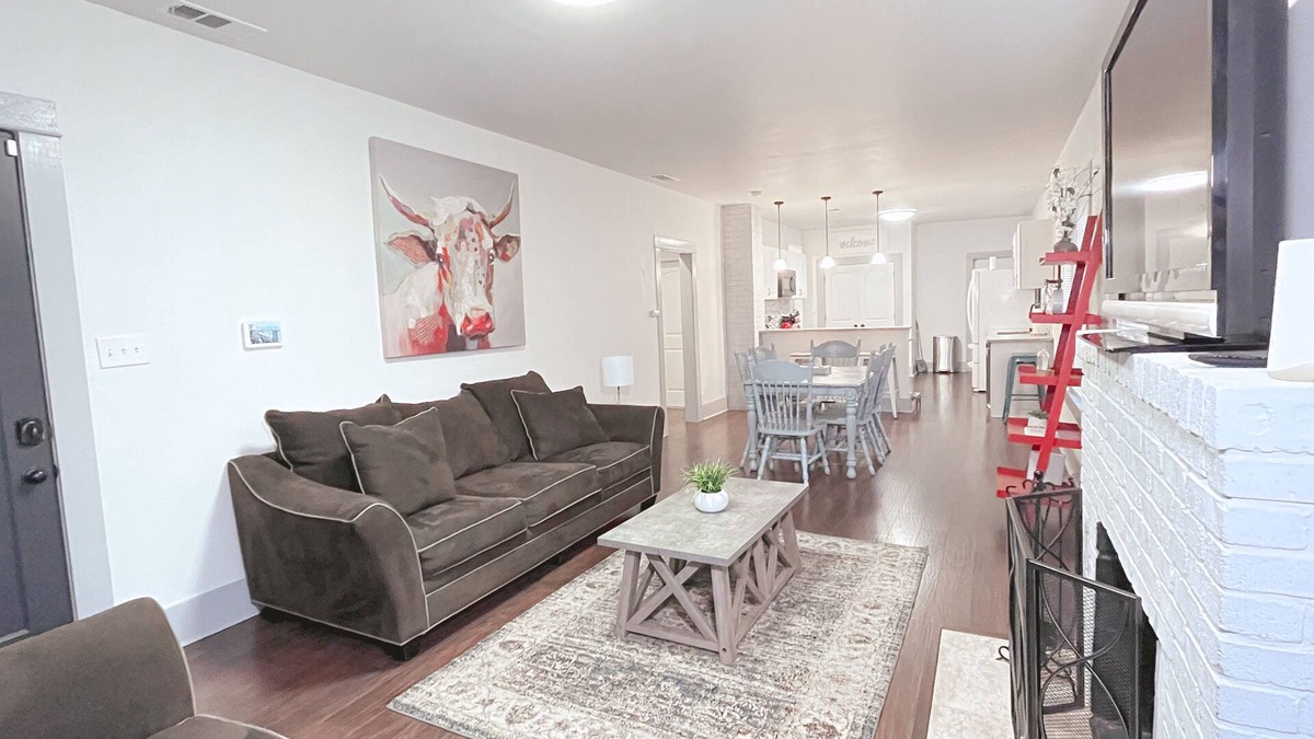 Highland Park House | The Farmahouse - Family Friendly Downtown Cottage