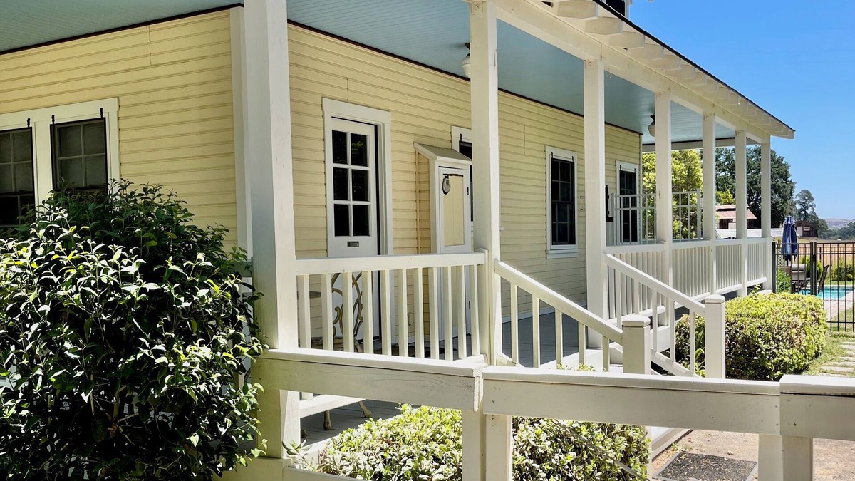 Paso Robles House | The Farmhouse @ Four Lanterns Winery