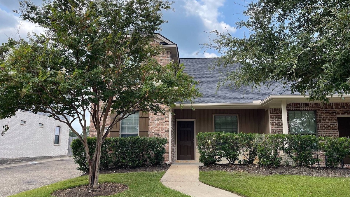 Wellborn House | The Farmhouse - Spacious Townhome Minutes From Texas A&M University