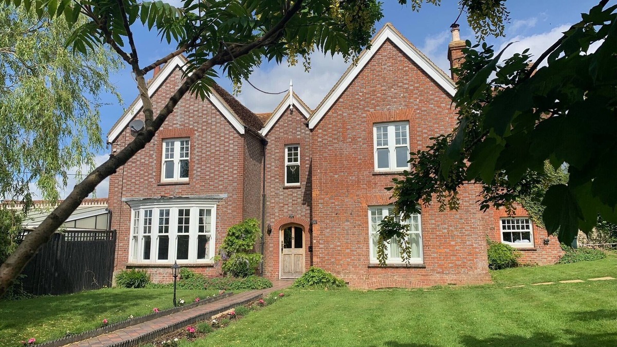 Hailsham House | The Farmhouse - Sleeps 12 with Private Grounds