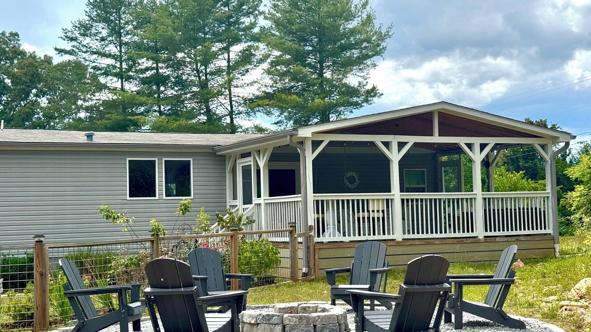 Franklin House | The Field House at Apple Trail Farm. Relaxing Appalachian getaway in Western NC