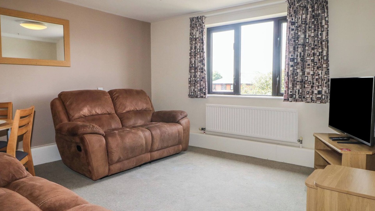 Littlehampton Cottage | THE FIRELIGHT FLAT AT MARINE COURT, family friendly in Littlehampton