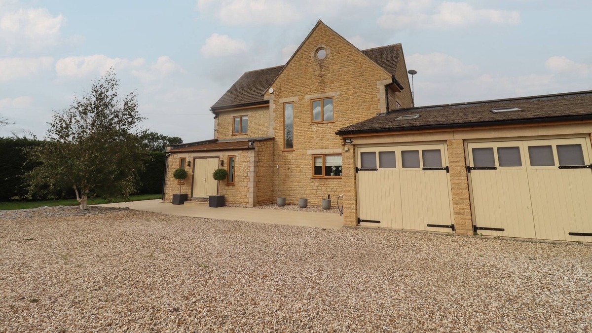 Brimpsfield House | THE FIRS RETREAT, pet friendly, luxury holiday cottage in Brockworth
