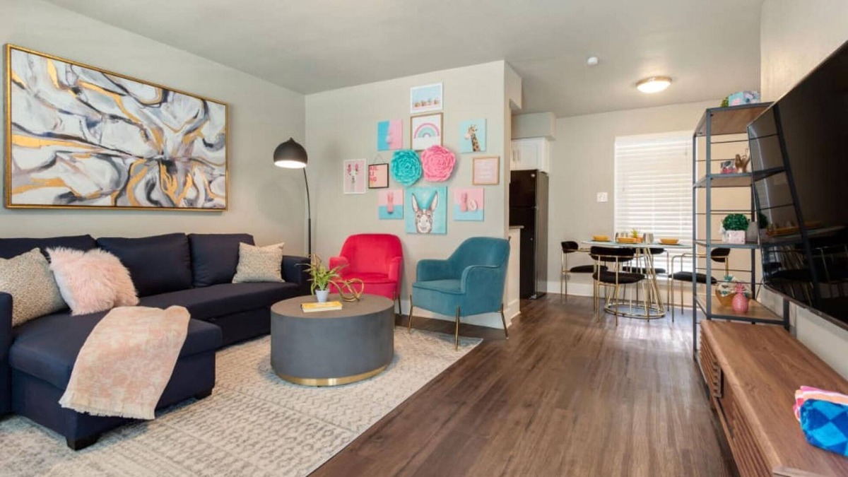 Highland Park West Apartment | The Flamingo 103 l No Service Fees Pool 65 TV