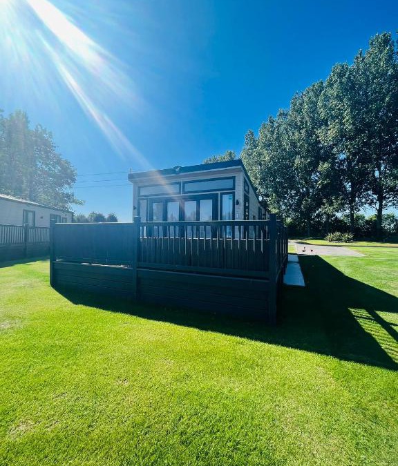 Allerthorpe House | The Flamingo Lodge with Hot Tub