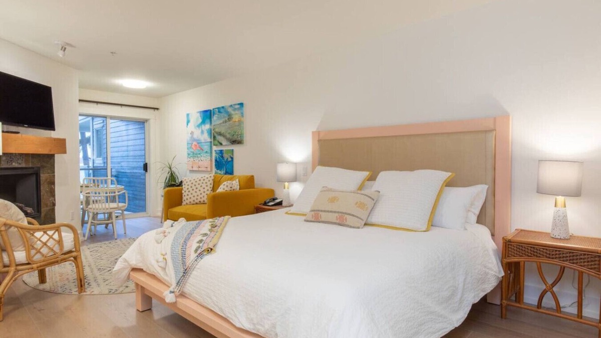 Regional District of Nanaimo Apartment | The Flamingo Oceanfront Condo B