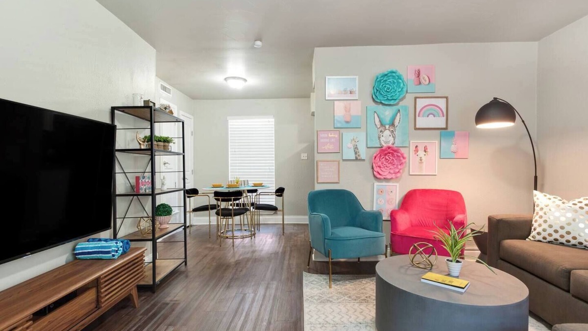 Oakmont Heights Apartment | The Flamingo | Whimsical | Central AUS | Sleeps 5