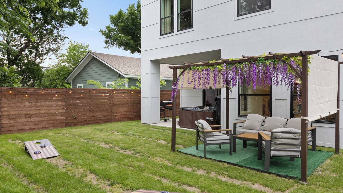 West Dallas Villa | The Floral Home In Dallas With 4 Bedrooms and Hot Tub.