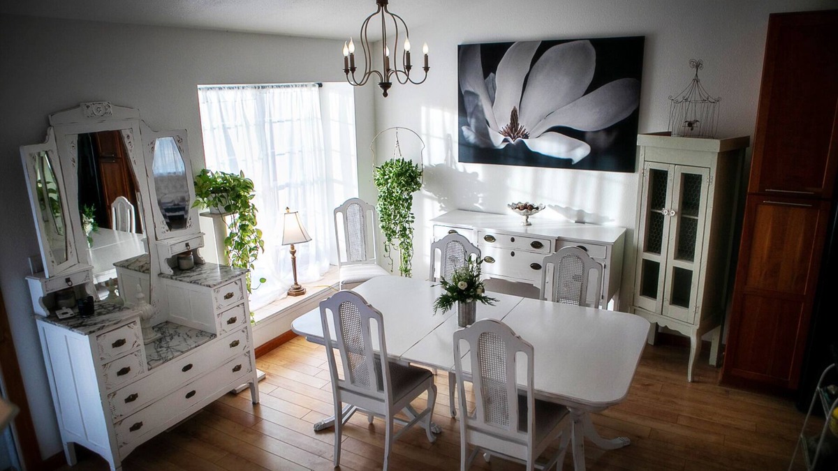 Lafayette House | The Flower Artist Home- walk to Pub, Shops & Trails. Dog-friendly!
