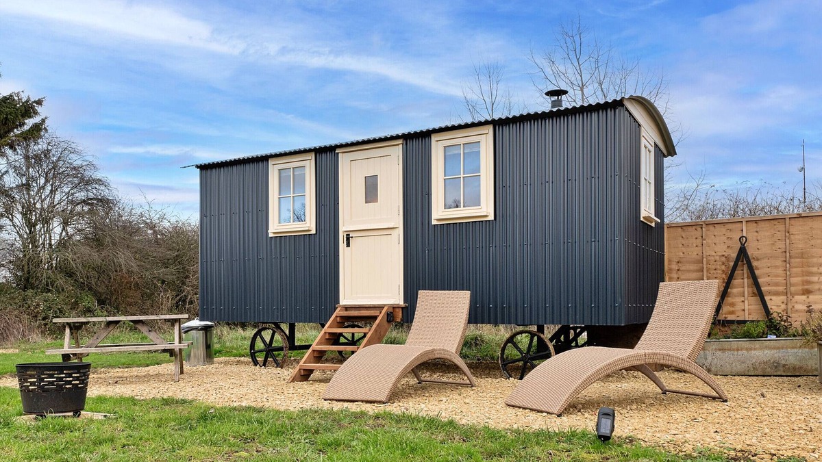 Brackley Ski Chalet | The Flower Hut