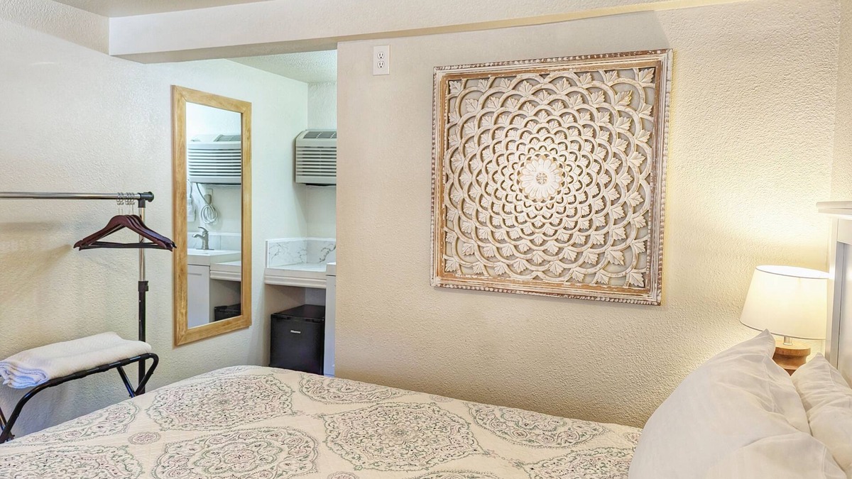 Manitou Springs Hotel | The Fountain Creek Inn of Downtown Manitou Springs [#105]
