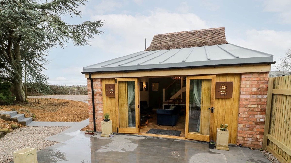 Shobdon Cottage | THE FOUNTAIN HOUSE, family friendly, with hot tub in Hartlebury