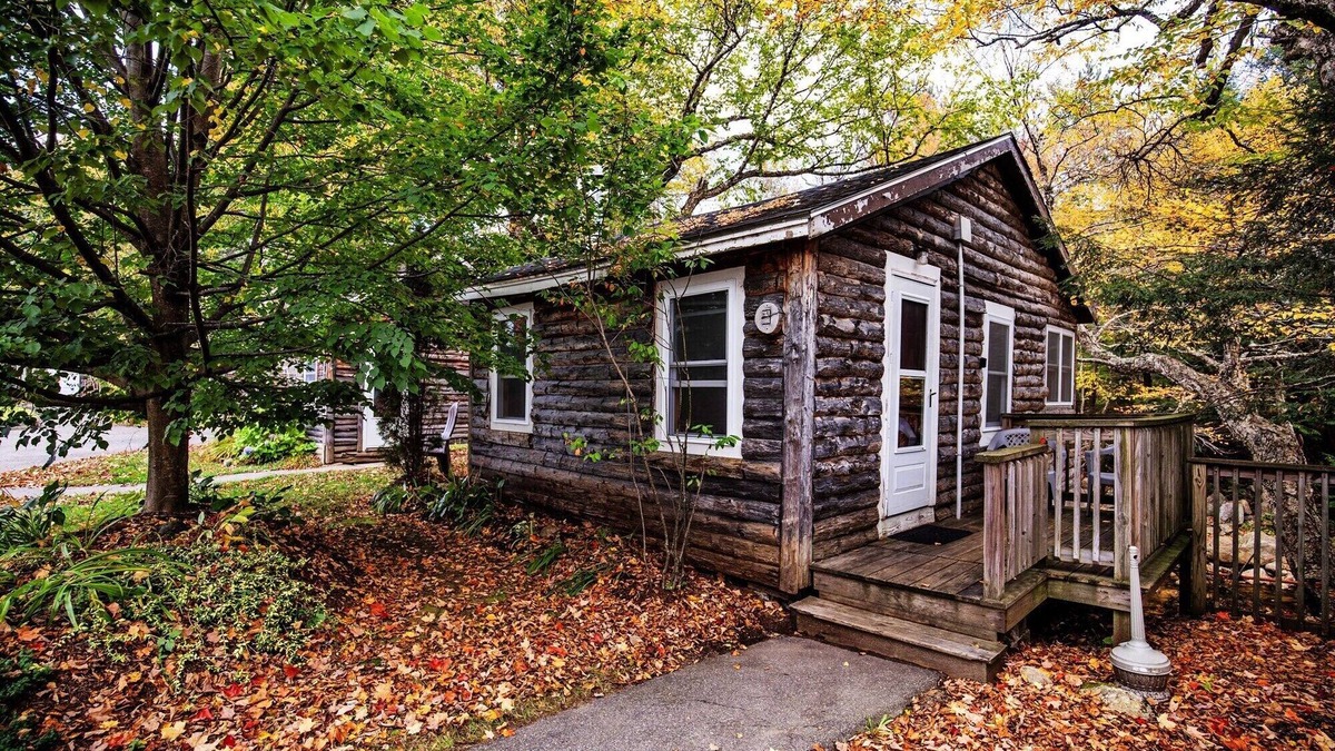 Lincoln Cabin | The Fox Hollow PARADISE GETAWAY at the PEMICABINS