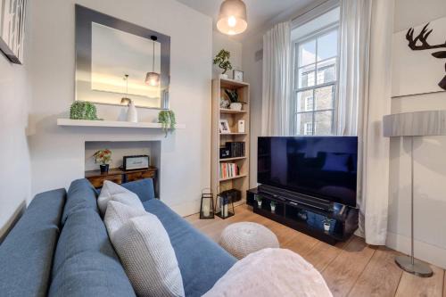 Fitzrovia Apartment | The Foxhole - Fitzrovia - by Frankie Says