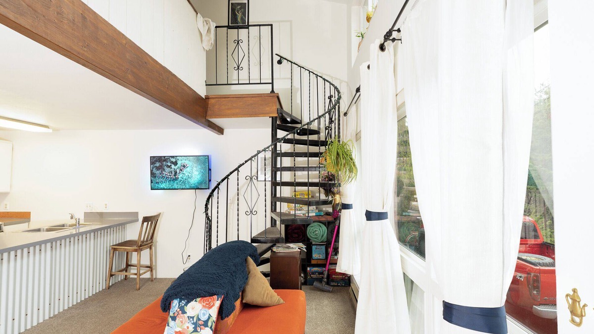 Moscow House | The Foxhole Townhouse; a cozy home on campus! Local coupons included!
