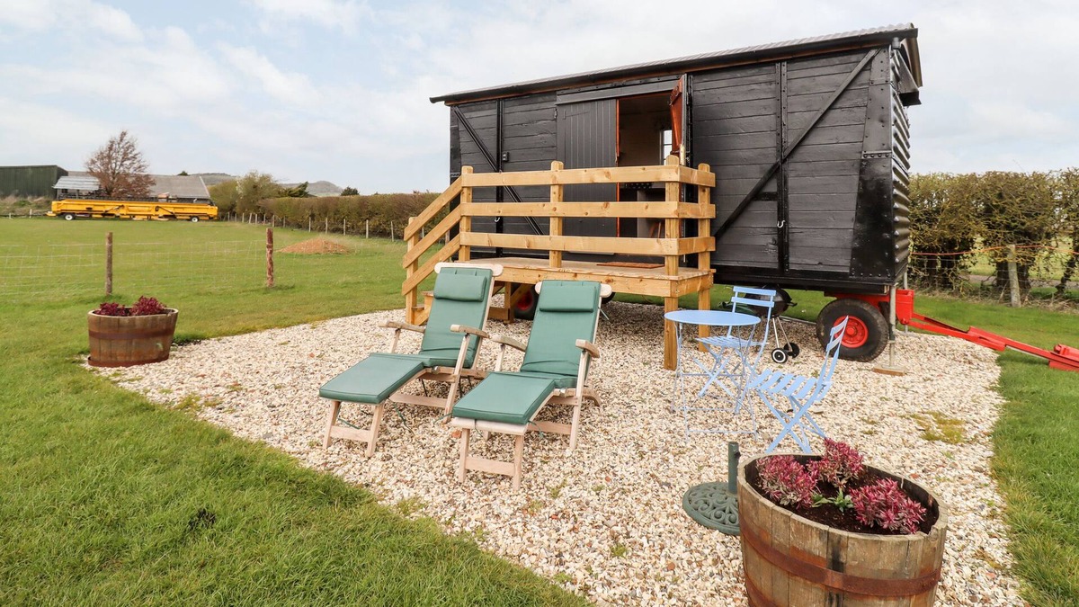 Mangotsfield Cottage | THE FREIGHT WAGON, pet friendly, with a garden in Winchcombe