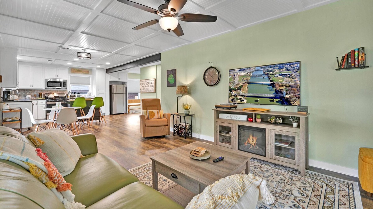 Waco House | "The Fried Green Tomato" Family & Pet Friendly, QR Code Walk Thru, 1 night min.
