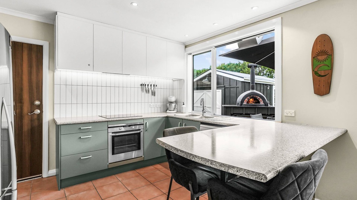Martinborough Cottage | The Frost Pot, Spa, Patenque Court, Pizza Oven, Outdoor fire, Private