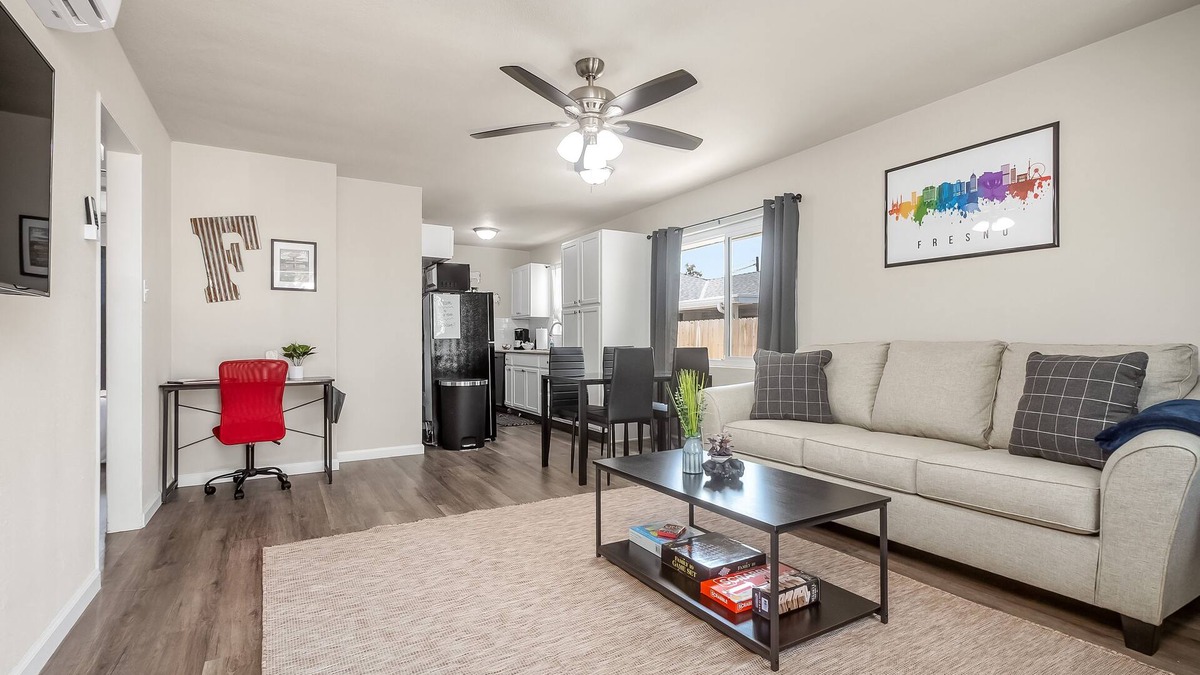 Raisin Apartment | The FSU Den| 1BD/1BTH| Next to Gazebo Gardens!