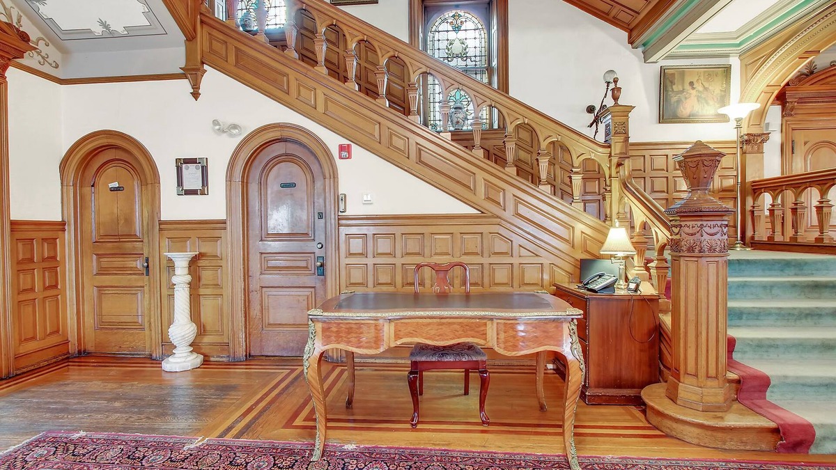 Reading House | The Gables at Stirling Guest Hotel